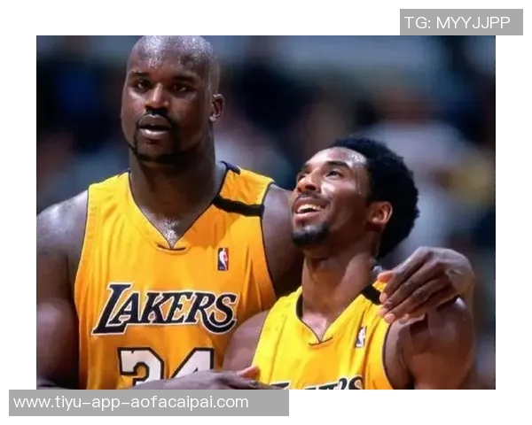 谢里夫奥尼尔特意前来致敬科比叔叔与雕像合影留念